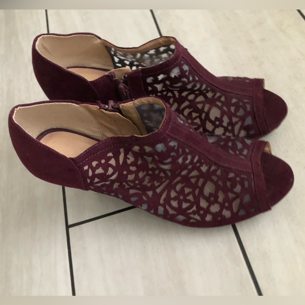 Fuchsia - Size 9 - Heel 4” - Brand new and never worn!
